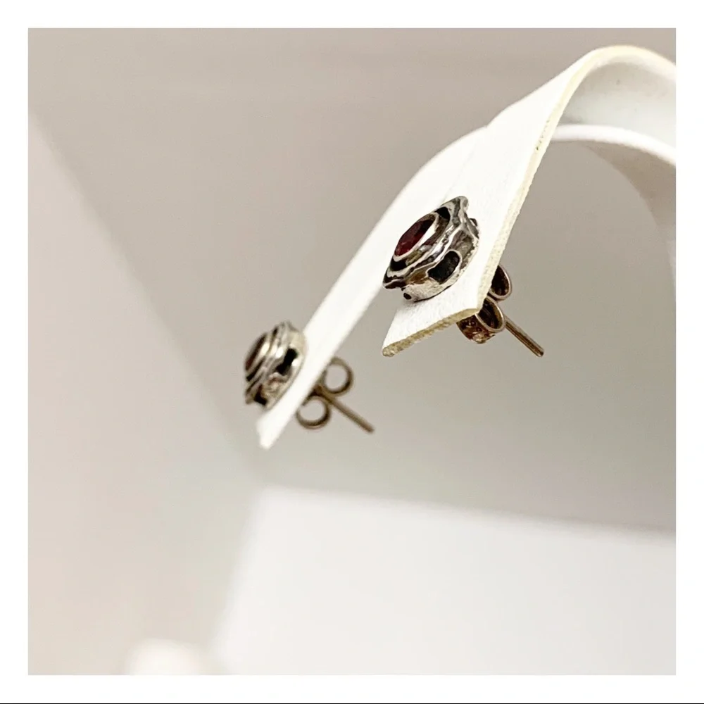 Vintage sterling silver and faceted garnet boho stud earrings - Picture 5 of 11